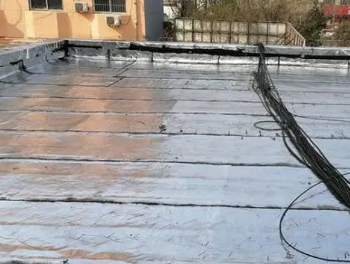 扎囊卫生间漏水维修公司分享下扎囊屋面楼顶防水刚性防水层施工要点。